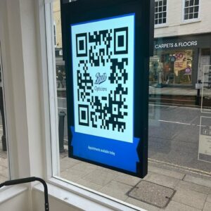 Ultra High Brightness Hanging Double-Sided Displays (3,500cdm² & 1,000cdm²)